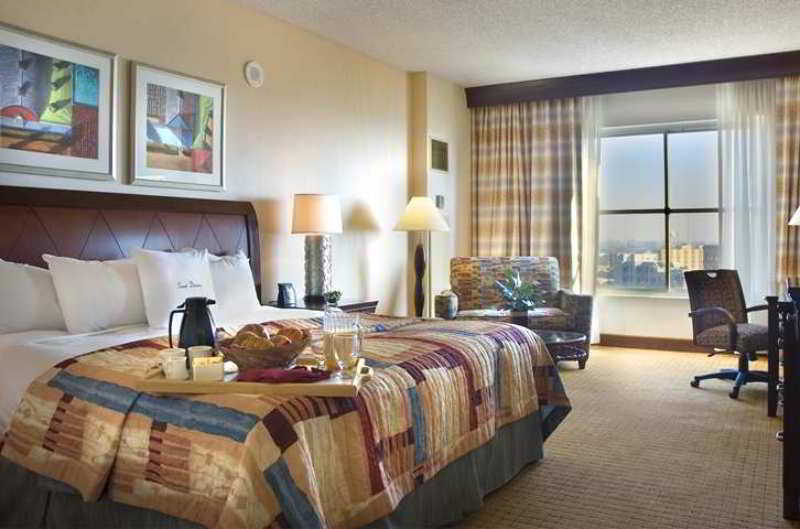 Doubletree By Hilton Modesto Hotel Room photo